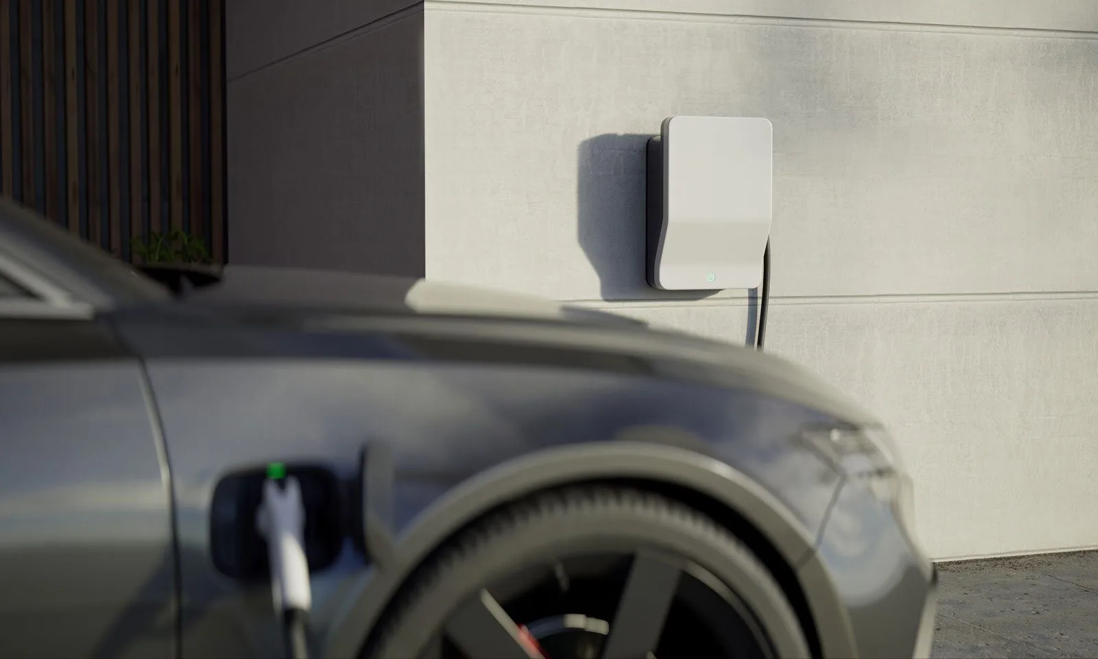 Wallbox-Installation an der Hauswand mit Elektroauto