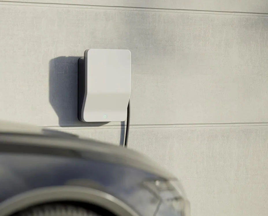Elektriker montiert eine Wallbox